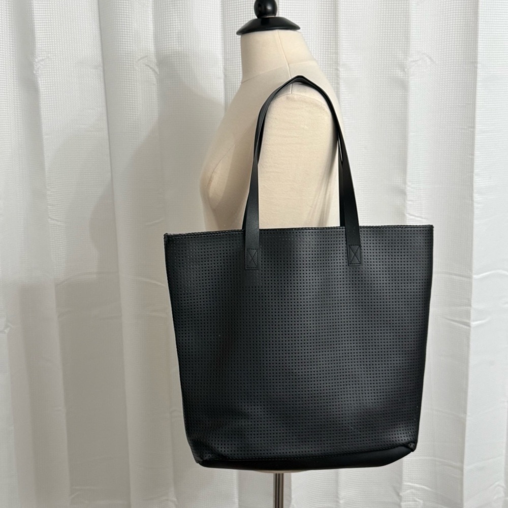 Women's Faux Leather Medium Shoulder Tote/Purse, Black Open Dot Pattern